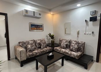 شقة بصالة وثلاث غرف نوم 