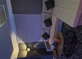 شقة بغرفة معيشة وغرفة نوم 