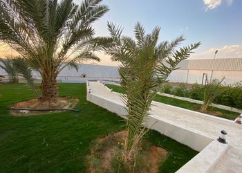 مزرعة بجلسة خارجية وألعاب أطفال 