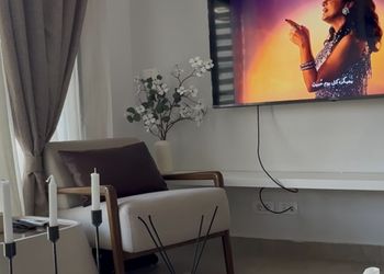 شقة بصالة أنيقة وغرفتين نوم 