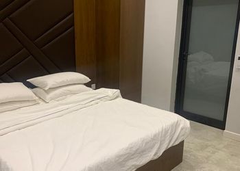 شاليه بمسطح اخضر وجلسة خارجية 