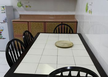 شقة واسعة بصالة وثلاث غرف نوم 