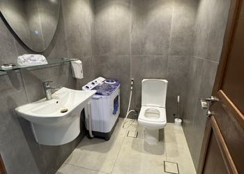 شاليه بإطلالة مميزة وصالة مريحة 