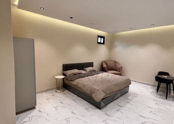 استديو بأثاث مريح وبسيط 
