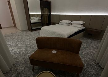 شاليه بمسطح اخضر ومسبح 