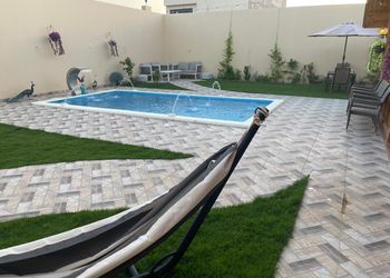 استراحة بمسطح اخضر وجلسة خارجية 