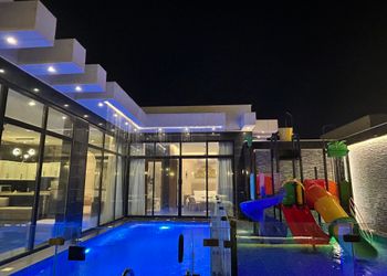 شاليه بغرفة نوم مطلة على المسبح 
