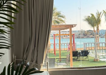 شاليه بإطلالة بحرية ومسبح خاص