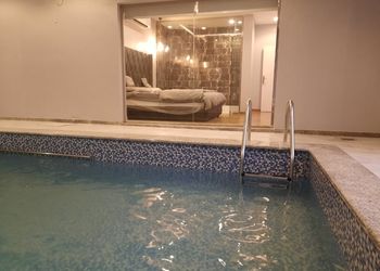 شاليه بمسطح اخضر وجلسة خارجية 