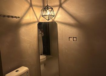 استديو بسرير ماستر وأثاث مريح 