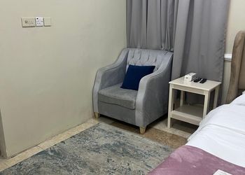 غرفة بأثاث مريح و بسيط 