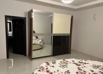 شاليه بجلسة خارجية و مسطح اخضر