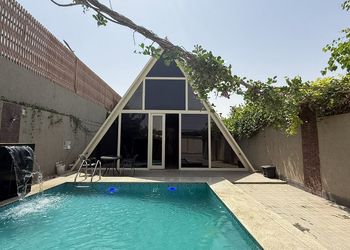 شاليه بجلسة تطل على مسبح خارجي 