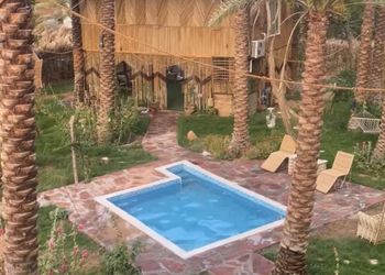 استراحة بجلسة خارجية ومسطح اخضر