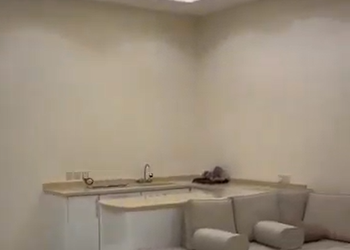 شاليه بجلسة خارجية ومسبح داخلي 