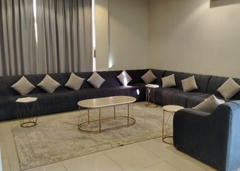 شاليه بمسطح اخضر و جلسة خارجية في الرمال