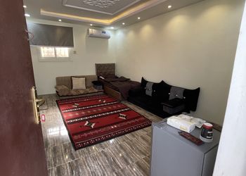 غرفة بأثاث مريح وبسيط 