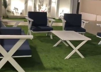شاليه بمسطح اخضر وجلسة خارجية
