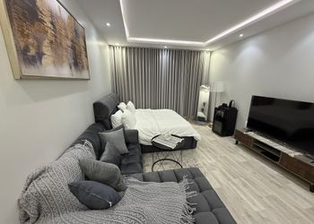 استديو بأثاث مريح وبسيط 