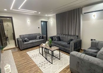 شقة بدخول ذاتي وصالة مريحة 