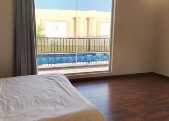 شاليه بمسطح اخضر و جلسة خارجية في الرمال