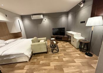 استديو بأثاث مريح وبسيط 