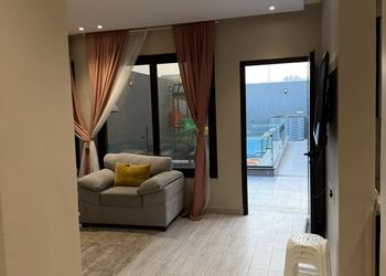 شاليه بألعاب مائية وجلسة خارجية