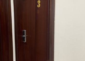 استديو بسرير ماستر وأثاث مريح 