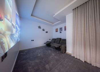 شقة بغرفتين نوم وسينما وبلياردو 