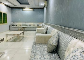 استراحة بملعب كرة قدم و طائره 