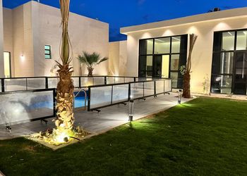 شاليه بمسطح اخضر وجلسة خارجية 