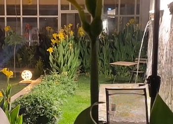 شاليه بحلسة خارجية وألعاب أطفال