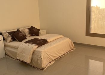 شقة بجلسة خارجية وثلاث غرف نوم 