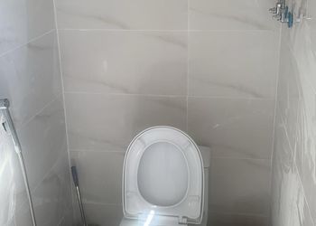 شاليه بجلسة خارجية ومسطح اخضر