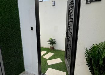 استديو عصري مع جلسة خارجية