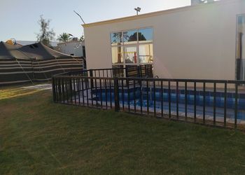 شاليه بمسطح اخضر و جلسة خارجية في الرمال