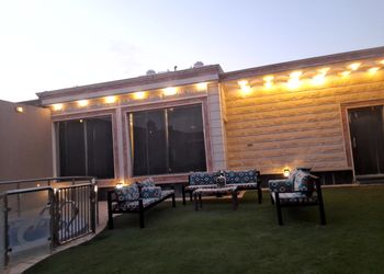 شاليه بجلسة تطل على مسبح خارجي 