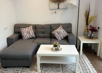 شاليه بمسطح اخضر ومسبح 