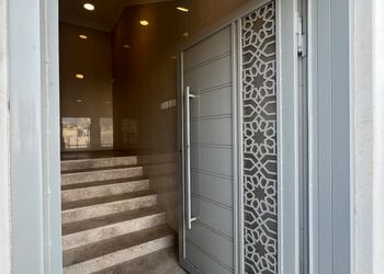 استديو بأثاث مريح وبسيط 