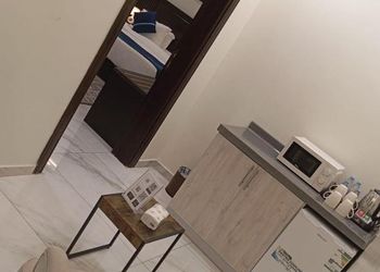 شقة مريحة بغرفة نوم تضم سريرين فرديين.