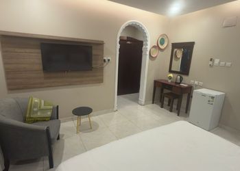غرفة بسرير ماستر