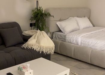 استديو بسرير ماستر وجلسة جانبية