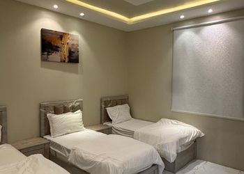 شاليه بمسطح اخضر وجلسة خارجية 
