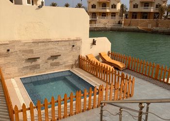 شاليه بمسبح خارجي وغرف نوم 