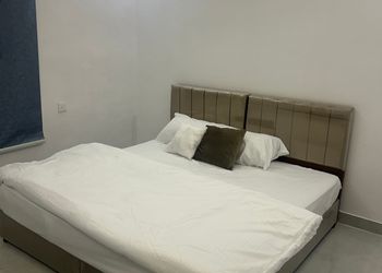 استديو بسرير مريح وأثاث بسيط