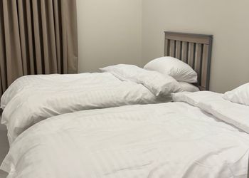 استديو بأثاث مريح وبسيط 