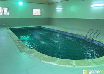 شاليه بمسطح اخضر ومسبح