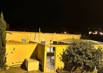 شاليه بجلسة خارجية ومسبح داخلي 