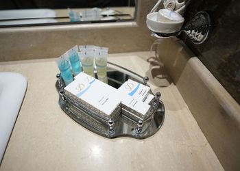 غرفة بسرير ماستر