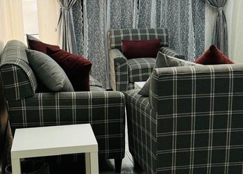شقة بصالة وثلاث غرف نوم وباثاث بسيط